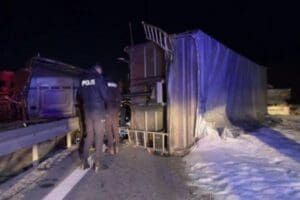 Sakarya'nın Sapanca il&ccedil;esinde TIR'a arkadan &ccedil;arparak devrilen tuz y&uuml;kl&uuml; TIR'ın
