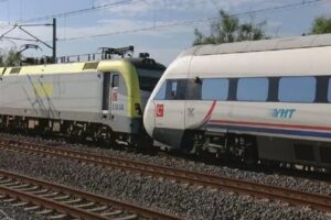 İstanbul'da büyük bir tren kazasının eşiğinden dönüldü. Adapazarı-Pendik seferini yapan