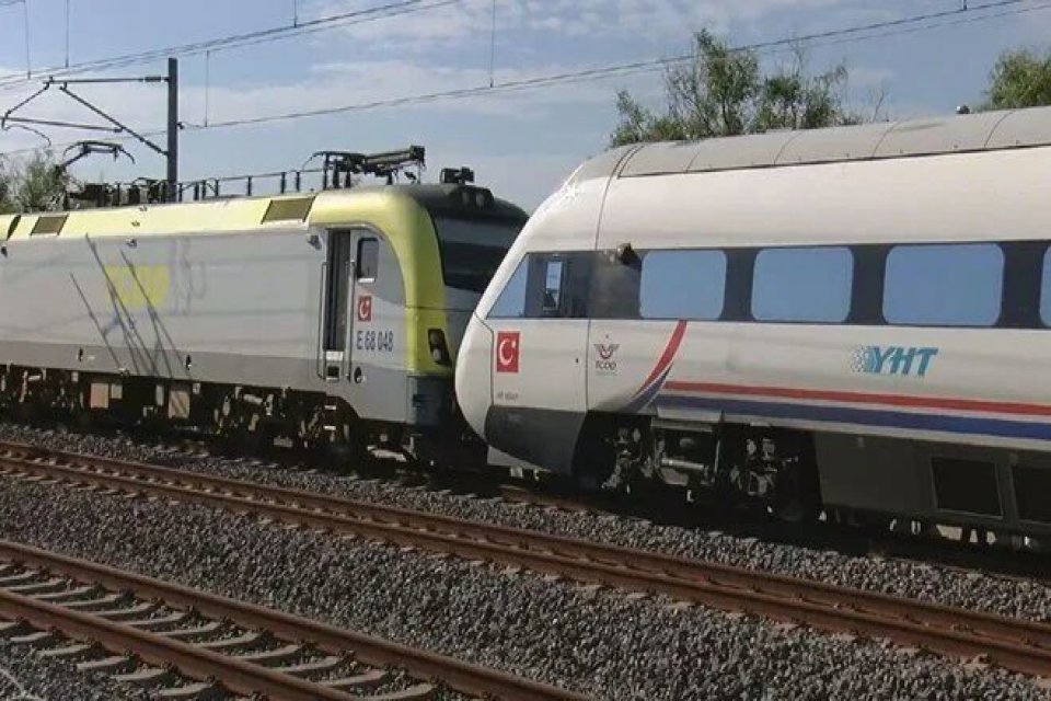 İstanbul'da büyük bir tren kazasının eşiğinden dönüldü. Adapazarı-Pendik seferini yapan