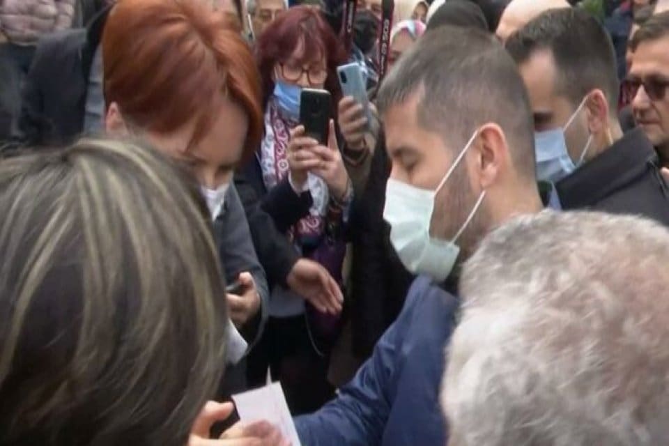 İYİ Parti lideri Meral Akşener'e, 2 &uuml;niversite bitirdiğini ancak mağazada