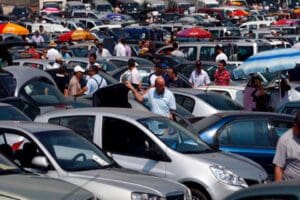 Otomobil fiyatlarındaki artış ve neredeyse fabrika &ccedil;ıkışlı araba bulunamaması nedeniyle,
