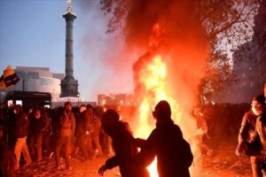 Fransa'da her r&uuml;tbeden askerlerin bulunduğu grup, Cumhurbaşkanı Emmanuel Macron, bakanlar,