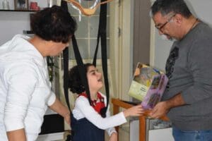 İzmir'de 4 yıl &ouml;nce ikinci kattan d&uuml;şen, kaldırıldığı hastanede doktorların