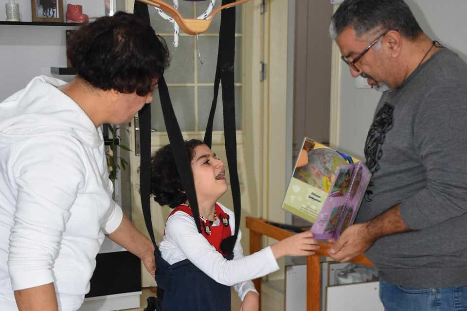 İzmir'de 4 yıl &ouml;nce ikinci kattan d&uuml;şen, kaldırıldığı hastanede doktorların