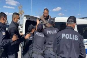 Aksaray'da &ouml;zel bir fabrikanın kapısına &ccedil;arparak ka&ccedil;an s&uuml;r&uuml;c&uuml; kovalamaca sonucu
