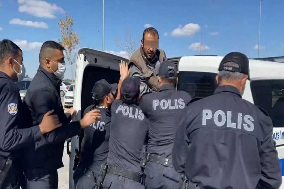 Aksaray'da &ouml;zel bir fabrikanın kapısına &ccedil;arparak ka&ccedil;an s&uuml;r&uuml;c&uuml; kovalamaca sonucu