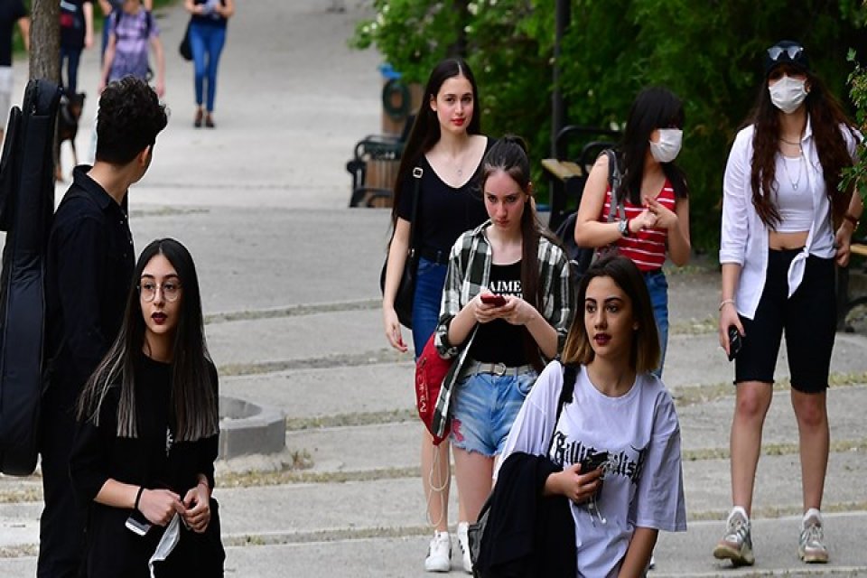 Türkiye ve yurt dışındaki seçmenler yoğun bir katılım gösterdi. 60