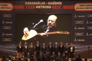 Karabağlar Gaziemir Metro Projesi tanıtım toplantısında konuşan İzmir B&uuml;y&uuml;kşehir Belediye