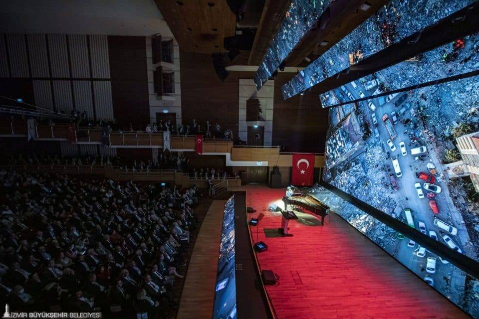 İzmir B&uuml;y&uuml;kşehir Belediyesi tarafından d&uuml;zenlenen İkinci Y&uuml;zyılın İktisat Kongresi ikinci