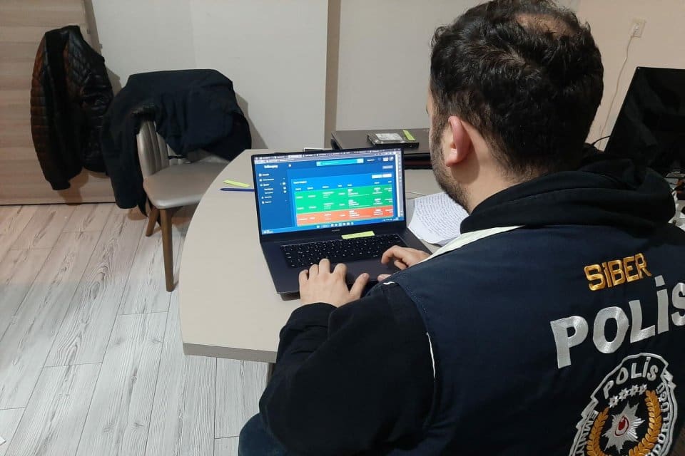 İzmir merkezli 9 ilde ikiz kardeşler Rıdvan ile&nbsp;Kaan T.'nin y&ouml;nettiği