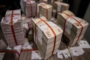 İktisatçı Hayri Kozanoğlu, sosyal medya hesabından yaklaşan ekonomik tehlikeye dikkat