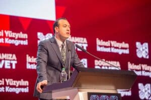 İkinci Y&uuml;zyılın İktisat Kongresi'nde konuşan Gen&ccedil; İşsizler Platformu Kurucusu iktisat&ccedil;ı