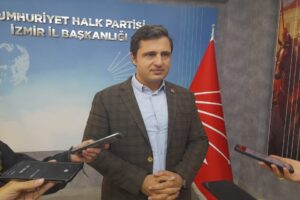 CHP İzmir İl Başkanı Deniz Yücel, partisinin ilçe başkanlarıyla gerçekleştirdiği