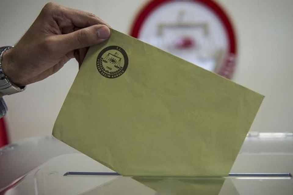 Se&ccedil;menlerin yanısıra aylardır yoğun saha &ccedil;alışması i&ccedil;inde bulunan siyaset&ccedil;iler de