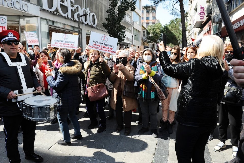 Karşıyaka Belediyesi tarafından 18-24 Mart Yaşlılara Saygı Haftası dolayısıyla d&uuml;zenlenen