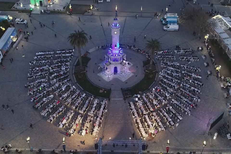 İzmir B&uuml;y&uuml;kşehir Belediyesi&rsquo;nin Konak Atat&uuml;rk Meydanı&rsquo;nda verdiği iftar yemeği, 3