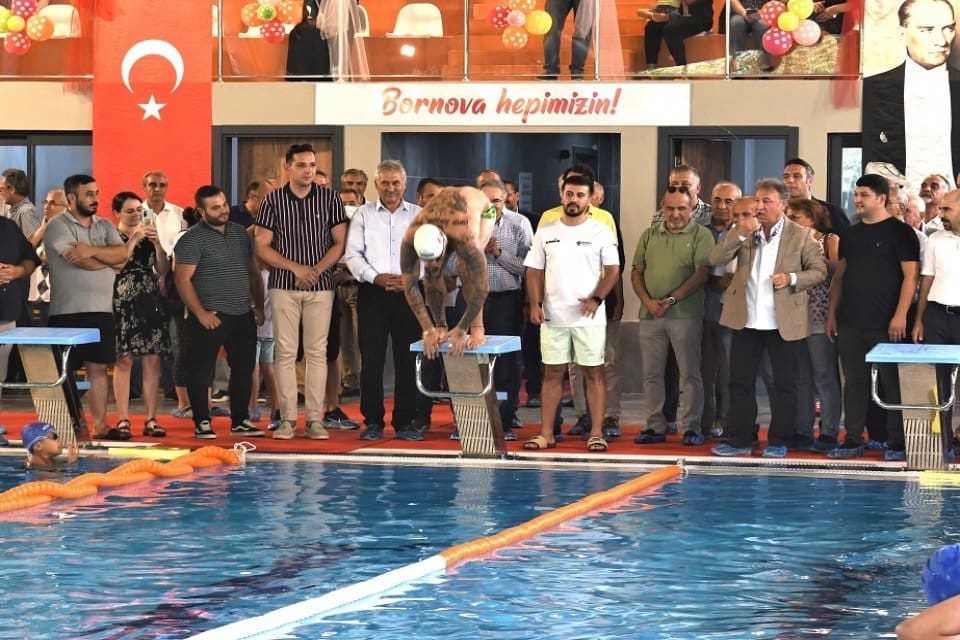 Bornova Belediyesi tarafından &Ccedil;amdibi semtinde yapılan Yarı Olimpik Kapalı Y&uuml;zme