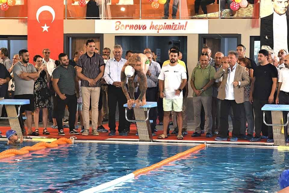 Bornova Belediyesi tarafından &Ccedil;amdibi semtinde yapılan Yarı Olimpik Kapalı Y&uuml;zme