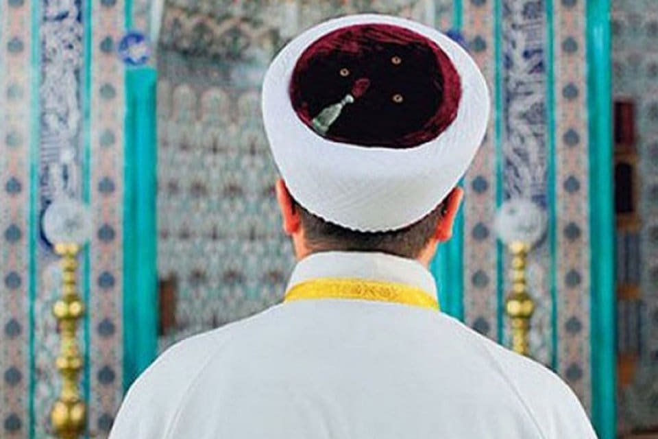 Konya'nın Sel&ccedil;uklu il&ccedil;esinde bir caminin imamı cuma hutbesinde, sağlıkta şiddeti