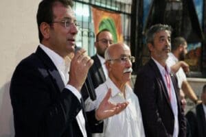 İBB Başkanı Ekrem İmamoğlu, Pendik&rsquo;teki Cemevi&rsquo;nde Alevi vatandaşlarla bir araya