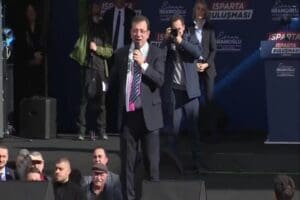 İmamoğlu elinde f&ouml;tr şapka ile Ispartalılara Demirel selamı verdi. İstanbul