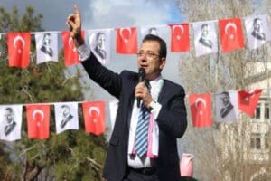 Amasya'da yurttaşlara seslenen Ekrem İmamoğlu, "Partizanlığı İstanbul'dan s&ouml;k&uuml;p attık, şimdi