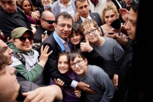 İBB Başkanı Ekrem İmamoğlu, Rize&rsquo;ye ger&ccedil;ekleştirdiği bayramlaşma ziyaretinin son durağı