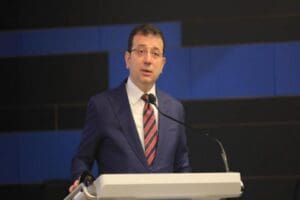 İBB Başkanı Ekrem İmamoğlu, Erdoğan'ın konuşması sırasında k&uuml;rs&uuml;ye gelen k&uuml;&ccedil;&uuml;k
