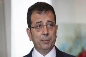 İBB Başkanı İmamoğlu'nun YSK &uuml;yelerine hakaret iddiasıyla yargılandığı davada ertelendi.