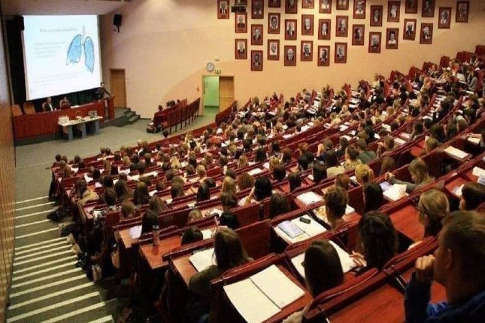 İstanbul B&uuml;y&uuml;kşehir Belediye Başkanı&nbsp;Ekrem İmamoğlu, Kahramanmaraş merkezli depremler nedeniyle ara