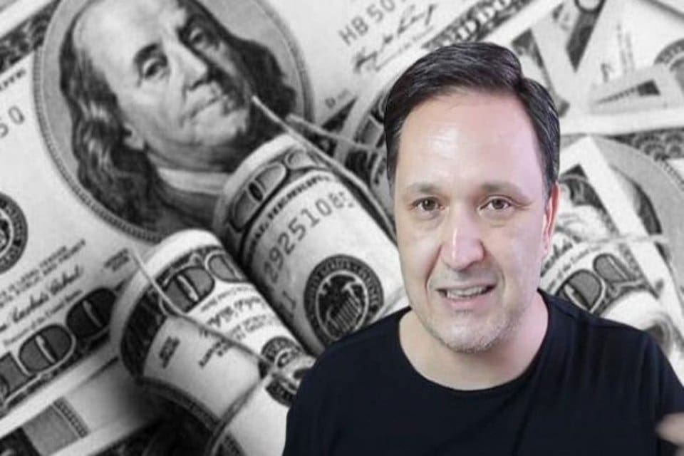 Dolar i&ccedil;in verdiği rakamlarla adı s&uuml;rekli g&uuml;ndemde olan &uuml;nl&uuml; ekomomist