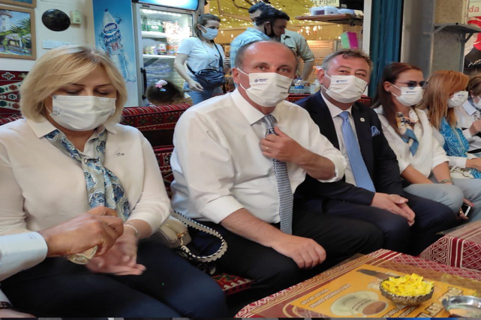 Partisinin İzmir İl Başkanlığı binasını a&ccedil;mak i&ccedil;in İzmir'e gelen Memleket