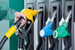 Akaryakıta gelen indirim kısa s&uuml;rd&uuml;. Sekt&ouml;r kaynakları, cumayı cumartesiye bağlayan