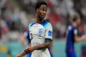 İngiltere Milli Takımı futbolcularından Raheem Sterling, evine silahlı saldırgan girmesi