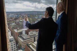 İngiltere Başbakanı&nbsp;Rishi Sunak&nbsp;ile ABD Başkanı&nbsp;Joe Biden, Belfast Anlaşması'nın (Hayırlı Cuma