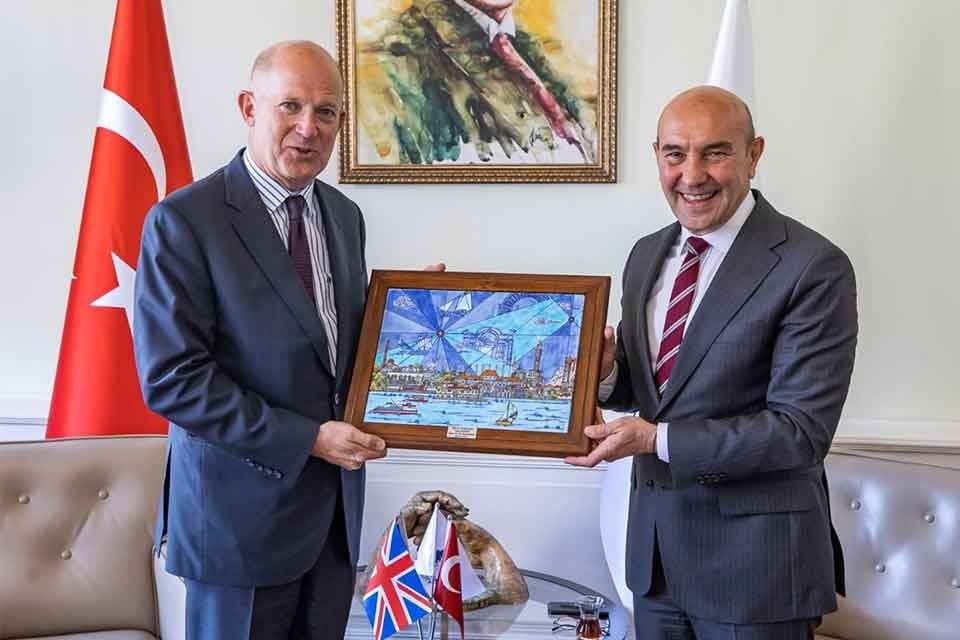 İngiltere B&uuml;y&uuml;kel&ccedil;isi Dominick Chilcott, İzmir B&uuml;y&uuml;kşehir Belediye Başkanı Tun&ccedil; Soyer&rsquo;i