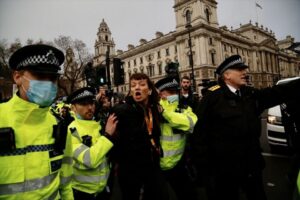 İngiltere'nin başkenti Londra'da bir grup, yeni tip corona virüs (Covid-19)