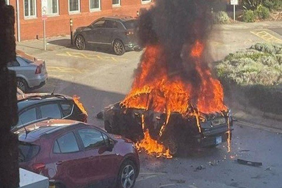 İngiltere'nin Liverpool kentinde yer alan bir hastanenin yakınında bulunan otomobilde