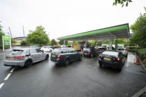 İngiltere'de ordu, benzin istasyonlarındaki yığılmayı hafifletmek ve akaryakıt dağıtımına yardım