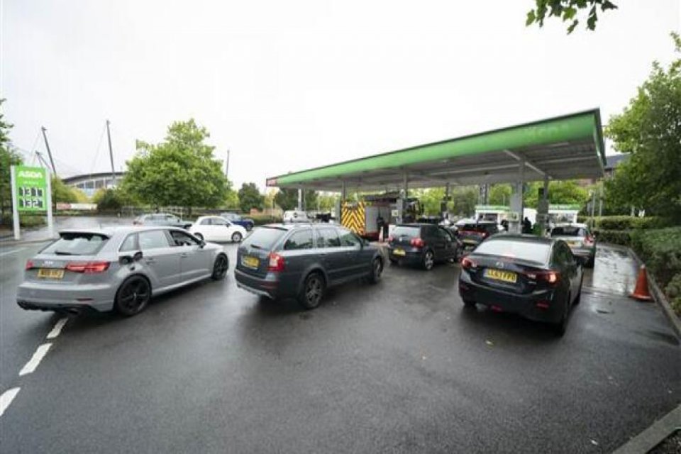 İngiltere'de ordu, benzin istasyonlarındaki yığılmayı hafifletmek ve akaryakıt dağıtımına yardım