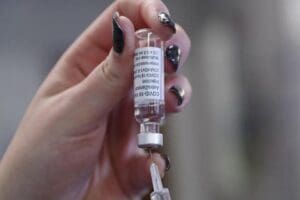 İngiltere Sağlık Bakanlığından yapılan a&ccedil;ıklamada, &uuml;lkede Oxford-AstraZenaca aşısını yaptıranların 242&rsquo;sinde