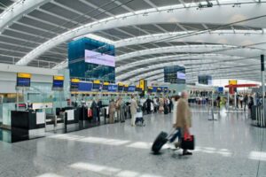 İngiltere, T&uuml;rkiye'yi gelişlerde 10 g&uuml;n otelde karantina zorunluluğu uygulanan "kırmızı