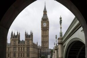 İngiltere, onayladığı Covid-19 aşılarını, T&uuml;rkiye'de yaptıranları da 10 g&uuml;n ev