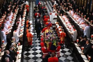 İngiltere Krali&ccedil;esi 2. Elizabeth'in naaşı, parlamento binası i&ccedil;indeki Westminster Hall'den,