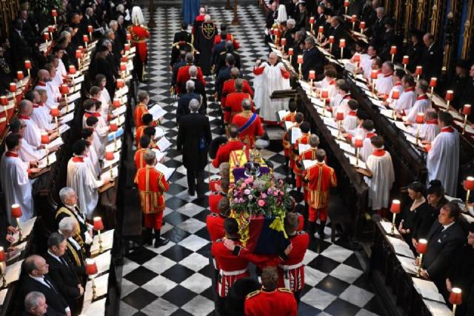 İngiltere Krali&ccedil;esi 2. Elizabeth'in naaşı, parlamento binası i&ccedil;indeki Westminster Hall'den,