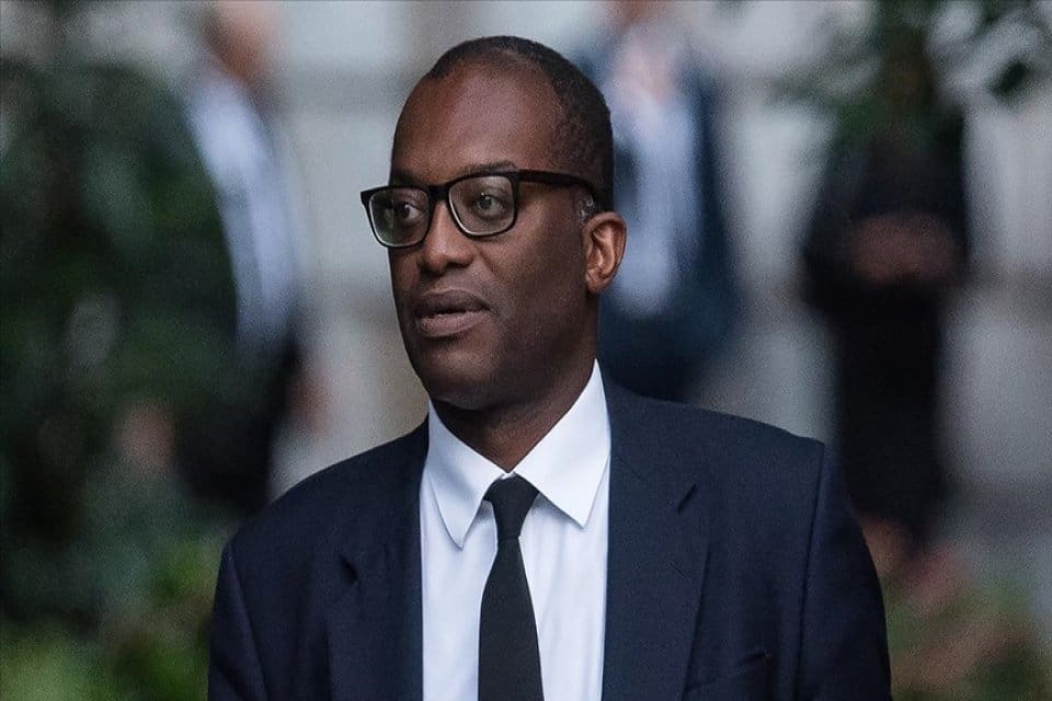 İngiliz basını, İngiltere Maliye Bakanı Kwasi Kwarteng'in g&ouml;revinden alındığını duyurdu.