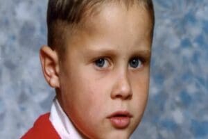 Rikki Neave korkun&ccedil; bir bi&ccedil;imde &ouml;ld&uuml;r&uuml;ld&uuml;ğ&uuml;nde hen&uuml;z minicik bir &ccedil;ocuktu.