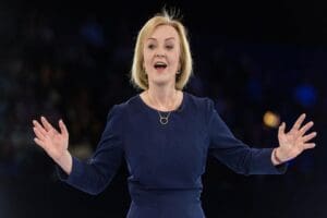 İngiltere'de Dışişleri Bakanı Liz Truss ile eski Maliye Bakanı Rishi