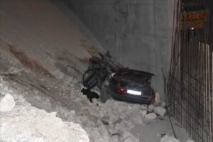 Afyonkarahisar'da otomobilin yaklaşık 5 metre yükseklikten inşaat alanına düşmesi sonucu