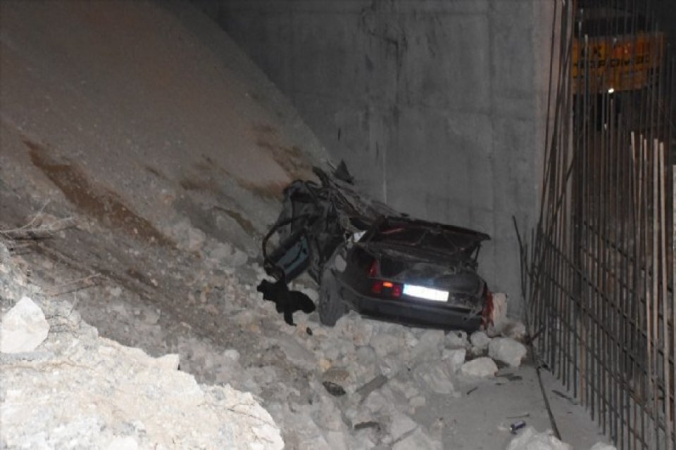 Afyonkarahisar'da otomobilin yaklaşık 5 metre yükseklikten inşaat alanına düşmesi sonucu